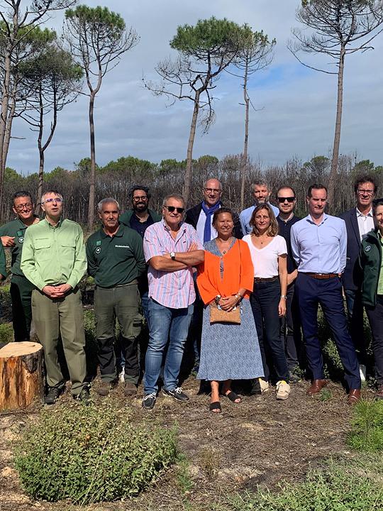 Les mécènes ayant apporté leur soutien au projet sur une parcelle de la forêt domaniale de La Teste portant encore les stigmates des incendies de 2022 en Gironde